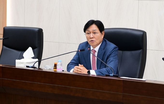 강화군, 전문건설업 전수조사로 부적격 건설사업자 공사 수주 차단할 것(전문건설업 간담회에서 발언하는 박용철 군수)