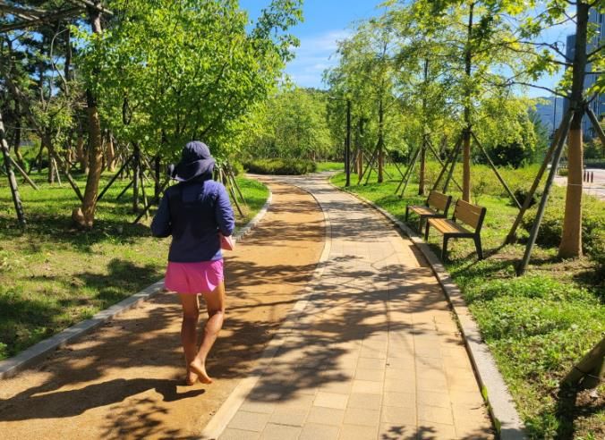 인천 서구, 검단신도시 새별공원·아라노을공원에 ‘맨발산책로’ 조성 완료