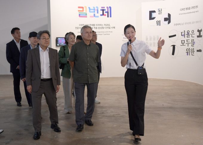 강기정 광주광역시장이 12일 광주를 찾은 문재인 전 대통령, 김정숙 여사와 함께 '2025 광주디자인비엔날레'를 관람하고 있다. /광주광역시 제공