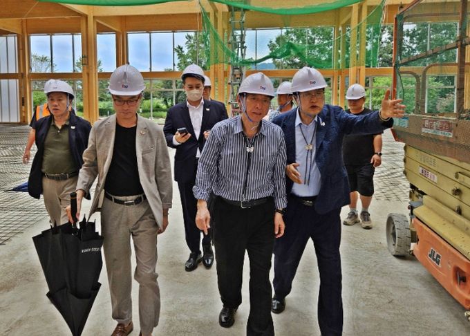 14일 경주화백컨벤션센터 공사 현장을 찾아 시설 점검에 나선 김석기 국회 외교통일위원장(오른쪽 앞줄 두 번째)과 주낙영 경주시장(오른쪽 앞줄 첫 번째).