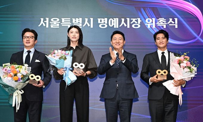 오세훈 서울시장이 15일 오전 명예시장 위촉식 및 토크콘서트에서 서울 명예시장으로 위촉된 배우 정준호, 전 배구선수 김연경, 배우 신현준과 기념촬영하고 있다.