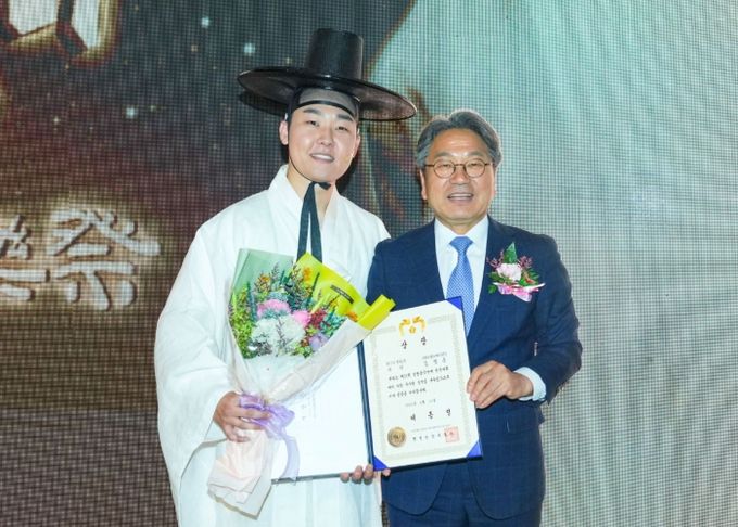 강기정 광주광역시장이 15일 오후 남구 빛고을시민문화관에서 열린 ‘제33회 임방울국악제 전국대회 본선 시상식’에 참석해 판소리 명창부 김정훈씨에게 대통령상을 수여하고 있다./광주광역시 제공