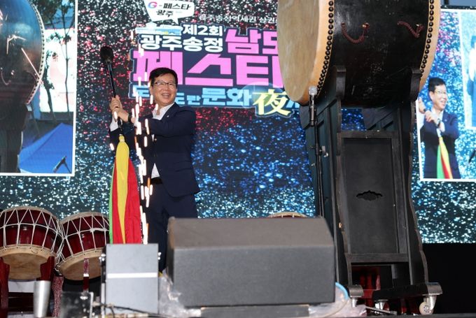 박병규 광산구청장이 지난 13일 ‘제2회 광주송정남도맛페스티벌’ 기념행사에서 개막을 알리는 대북 타고 퍼포먼스를 하고 있다.