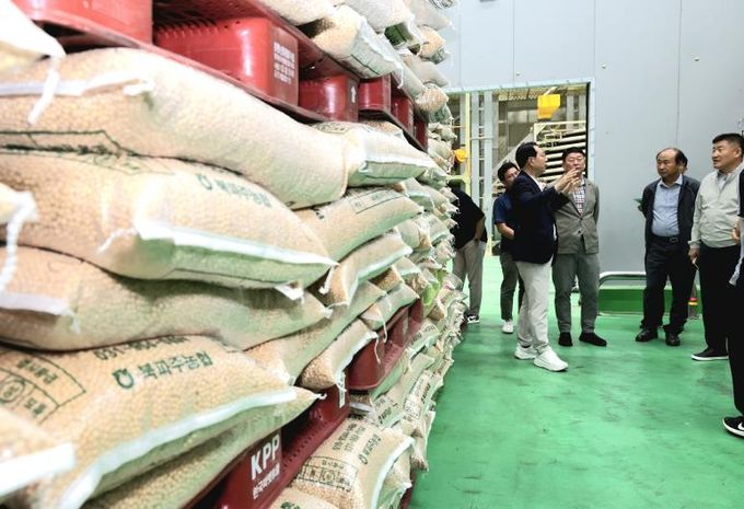 괴산군 견학단이 북파주농협 장단콩 유통종합처리장에서 유통·저장 시설을 살펴보고 관계자와 의견을 나누고 있다.