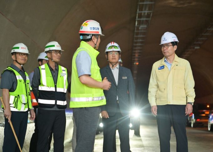 김광열 영덕군수가 포항-영덕 고속도로 공사 현장을 찾아 관계자들을 격려하고 있다.