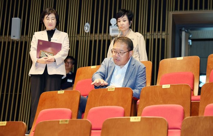 장금용 창원시장 권한대행이 진해구 주요 사업 현장을 점검하고 있다
