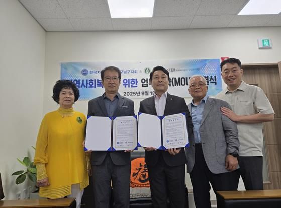 왼쪽부터 남구자유총연맹 안임순 여성회장, 대명사회복지관 설찬수 관장, 남구자유총연맹 김학민 회장, 남구자유총연맹 배동습 위원장협의회 회장, 대명사회복지관 박상민 부장이 업무협약 체결 기념사진을 찍고 있다.