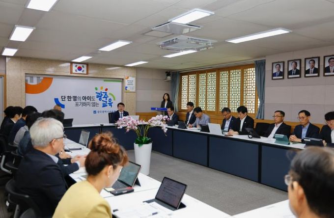 이정선 광주시교육감이 22일 광주시교육청 상황실에서 제3회 청렴정책추진단회에서 참석자에게 발언하고 있다.