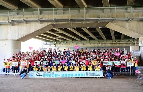 지난 23일, (사)대구동구자원봉사센터 단체협의회(회장 이종수)와 함께 ‘금호강 환경정화 캠페인’을 실시했다.