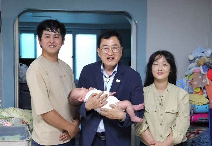 주낙영 경주시장, 충효동 여섯째 출산 가정 방문