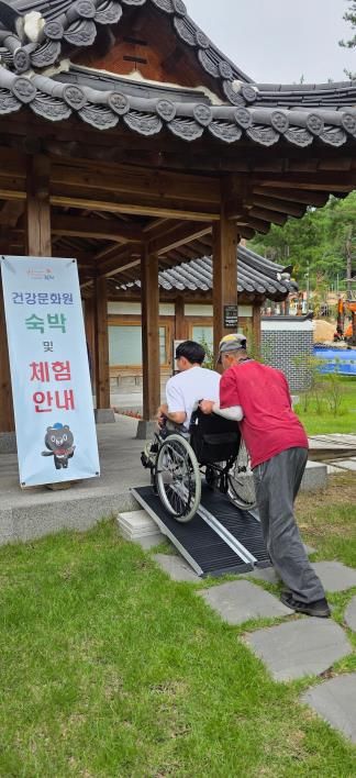 사명대사공원 건강문화원, 무장애를 위한 접이식 경사로 구비