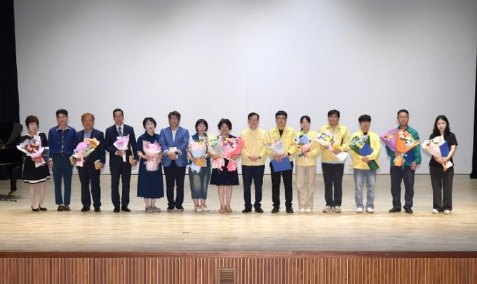 고광완 광주광역시 행정부시장은 24일 5·18기념문화센터 민주홀에서 열린 ‘제50주년 민방위대 창설 기념식’에 참석해 민방위 발전에 기여한 유공자들에게 표창을 수여한 후 기념촬영을 하고 있다. /광주광역시 제공