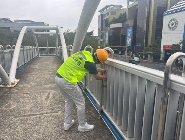 거제시, 가을철 강풍 대비 육교현판 안전점검 실시