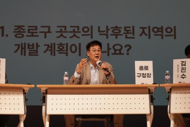 재개발사업 관련 질문에 답변하는 정문헌 구청장의 모습