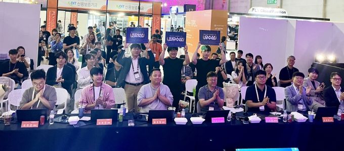 경상국립대학교 창업중심대학사업단이 9월 22일 부산 벡스코에서 ‘G-Connect IR & Network’ IR 데모데이를 개최했다. 참가 기업 대표가 투자 심사역을 대상으로 IR 피칭을 진행하고 있다.