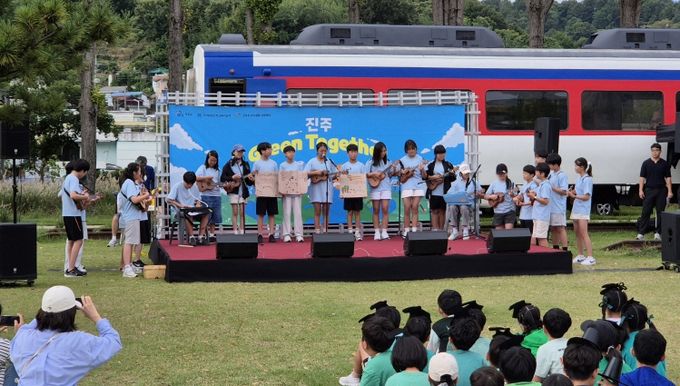 충무공초등학교 우쿨렐레 동아리 학생 23명이 ‘어떤 일도 이겨낼지’ 공연 사진