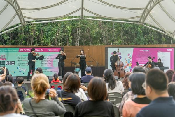 지난 20일 열린 유모차 콘서트에서 루체현악앙상블이 무대를 선보이고 있다.