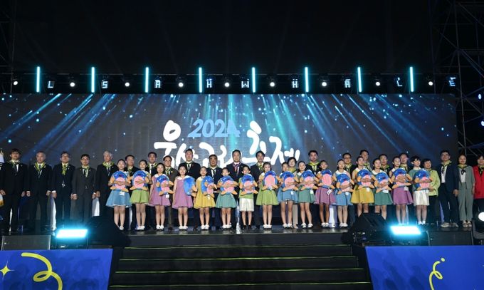 제29회 울산고래축제 화려한 개막...고래의 선물로 빛나는 장생포