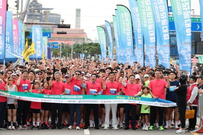 포항시는 28일 송도해수욕장에서 ‘2025 포항 이차전지 전국 마라톤대회’를 개최했다.