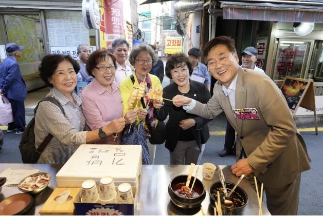 추석을 앞두고 창신골목시장을 찾은 정문헌 종로구청장