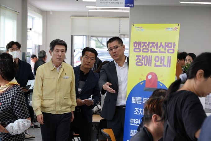 29일 이강덕 포항시장은 국가정보자원관리원 화재로 인한 행정전산망 장애 관련, 오천읍행정복지센터를 방문해 민원 처리 과정에서 발생할 수 있는 불편 상황을 살피고 비상 대응 조치를 당부했다.