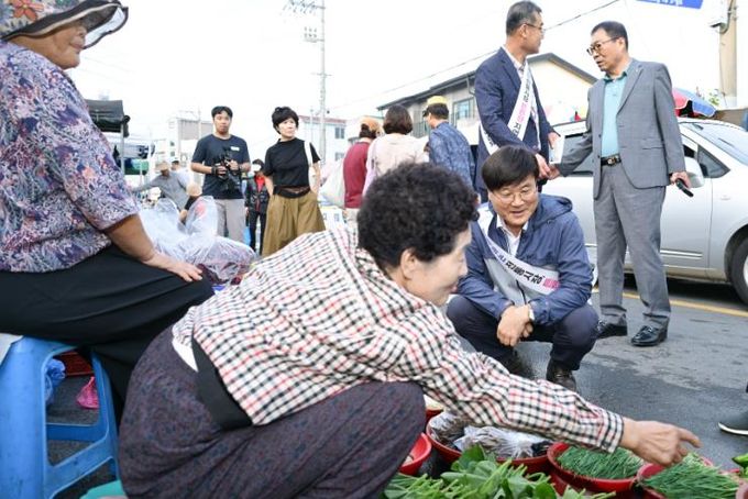 거제시, 변광용 시장 전통시장 찾아 민생회복 소비쿠폰 현장점검