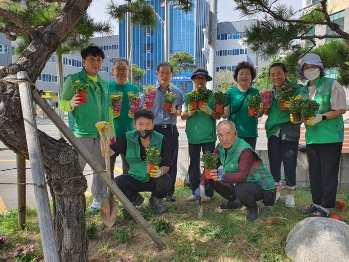 중구 부평동 새마을지도자협의회·부녀회추석맞이 꽃심기 마을가꾸기 활동