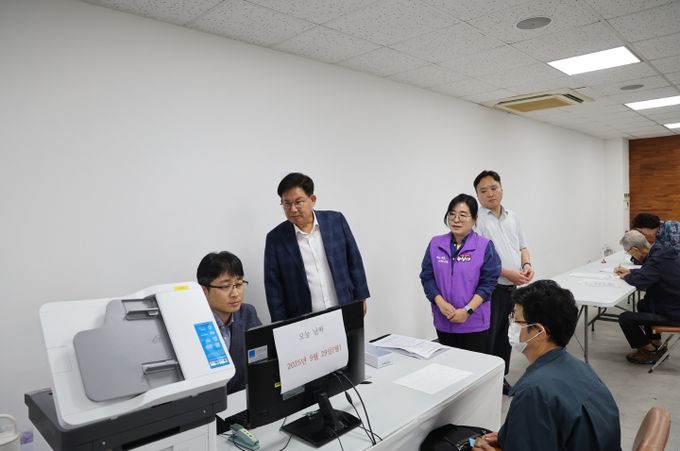 망원1동 주민센터 현장을 살피고 있는 박강수 마포구청장