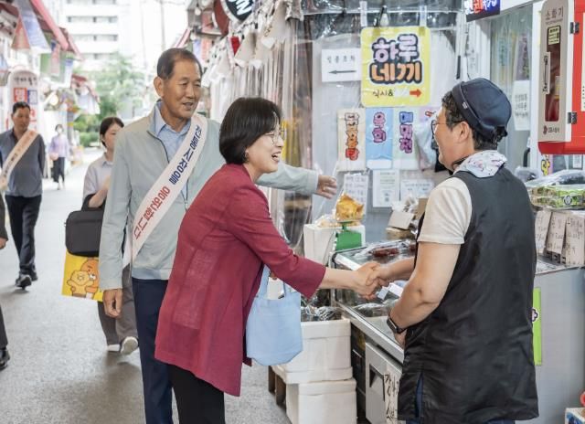 지난 22일 강동구 성내전통시장에서 이수희 강동구청장이 상인들과 만나 격려하고 있다.