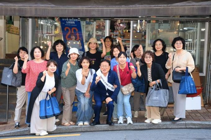 김대권 수성구청장과 구청 직원들이 지난 29일 지산동 지산목련시장에서 추석맞이 장보기를 하고 있다.