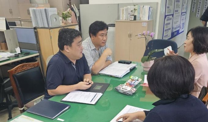 세외수입 체납담당자와 1:1 맞춤형 컨설팅을 진행하고 있다.