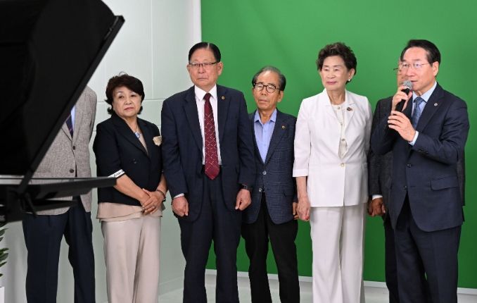 유정복 인천광역시장이 30일 부평구 십정동 스마트 경로당 스튜디오를 방문해 원격으로 어르신들을 만나고 있다.