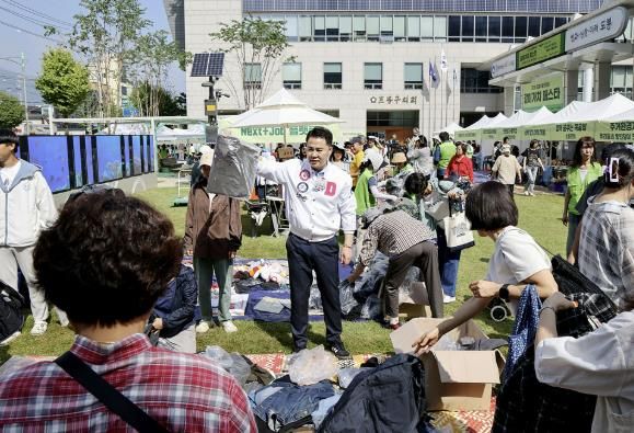 오언석 도봉구청장이 지난 9월 26일 열린 ‘같이가치 페스타’에서 지역 내 자활기업 생산품을 들어 보이고 있다