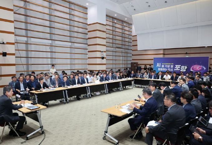 이강덕 포항시장이 1일 시청 대회의실에서 10월 확대간부회의를 주재하며 추석 연휴를 맞아 민생 안정과 지역 경제 활성화를 위해 현안 업무에 만전을 기해 줄 것을 당부했다.