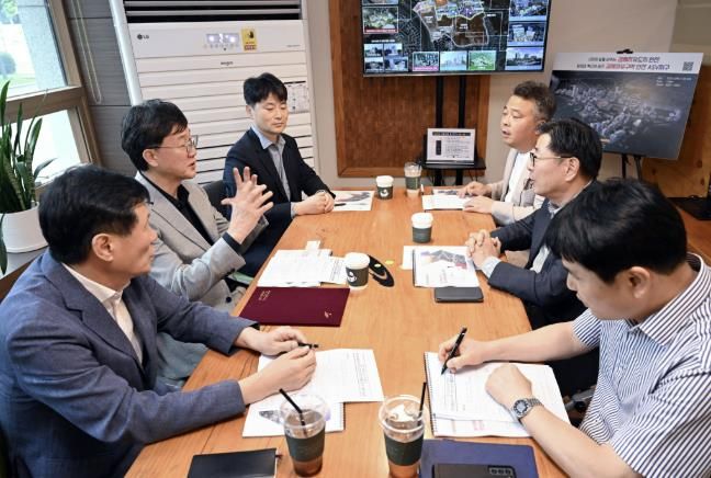 이민근 안산시장(사진 왼쪽 가운데)이 김능식 경제자유구역청장(사진 오른쪽 가운데)과 안산사이언스밸리지구 관련 논의를 진행하고 있다.