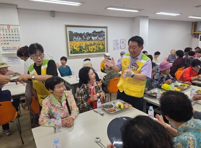 서구노인복지관에서 진행된 사랑의 밥차 현장