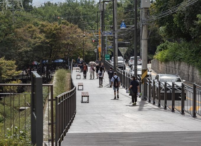 석축‧나무 바닥 등 전면 교체 등 정비를 마친 아차산 입구 산책로 구간