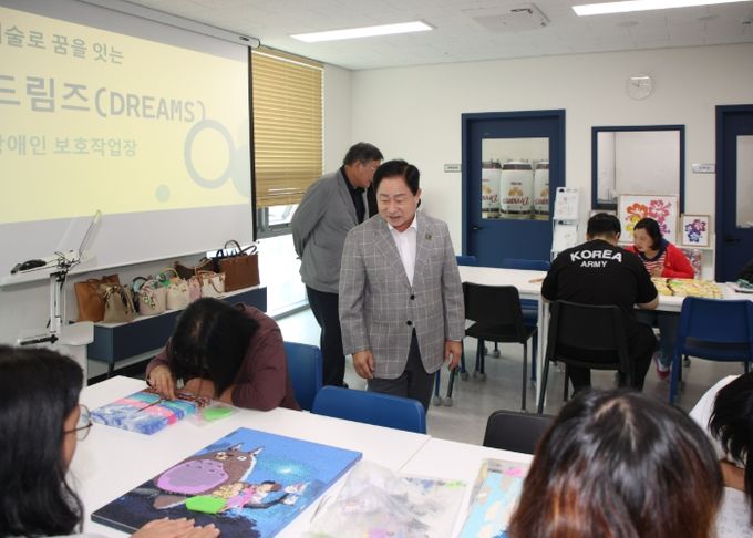 주광덕 시장이 드림즈 장애인보호작업장에 방문해 근로자들을 격려하고 있다.