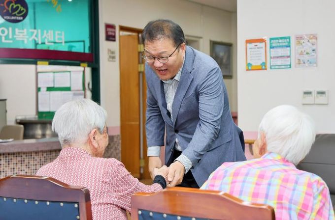추석을 앞두고 동진노인복지센터를 방문한 장금용 창원특례시장 권한대행(2025.10.01)