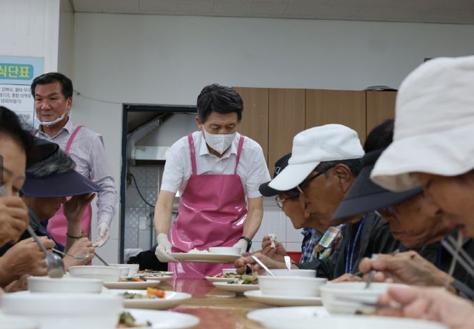 2일 추석을 앞두고 무료급식소 ‘만나의집’을 방문해 배식 봉사를 하고 있는 이강덕 포항시장.