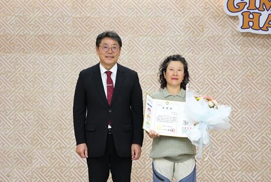 왼쪽부터 홍태용 김해시장, 이달의 우수 자원봉사왕 이미선씨