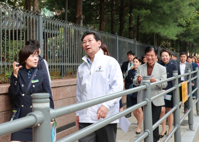 이상일 용인특례시장은 죽전 대청초 어린이 교통지도 봉사에 참여해 통학로 주변을 둘러보며 시설을 점검하고 교통지도를 했다