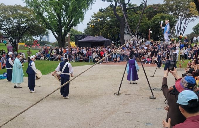진주성 전통연희 공연 ‘진주성 연희광대’ 관람객 호응 속 성황리 진행