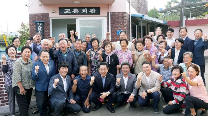 김영록 전라남도지사가 추석 연휴 마지막 날인 9일 청정전남 으뜸마을 만들기 사업을 추진중인 광양시 광양읍 교촌마을을 방문, 주민들과 기념촬영을 하고 있다