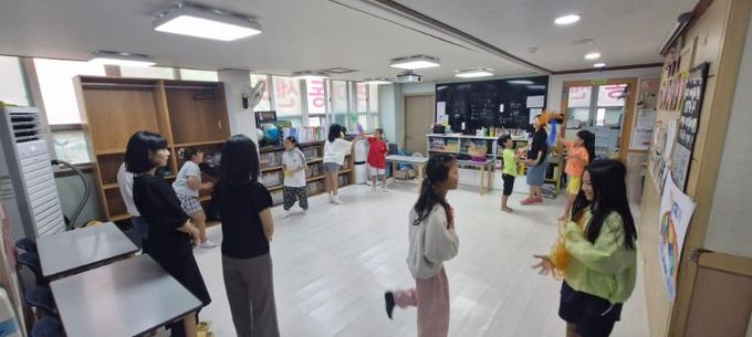학생들이 지난 20일 동구 해누리지역아동센터에서 방송댄스 프로그램에 참여하고 있다.