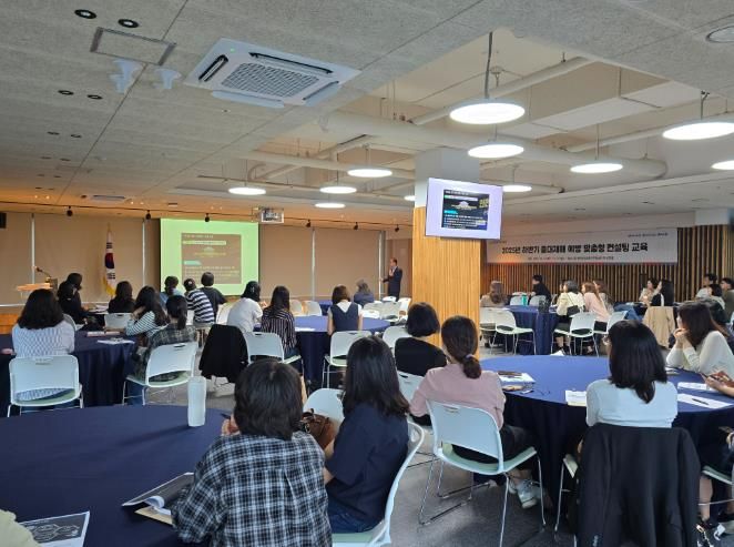 울산교육청은 13일 울산교육연구정보원 박상진홀에서 사업안전보건 업무 담당자를 대상으로 맞춤형 상담 연수를 열었다
