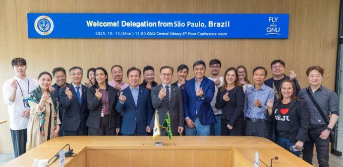 브라질 상파울루시 대표단이 10월 13일 오전 경상국립대학교를 내방하여 권진회 총장을 예방하고 우주항공, 문화콘텐츠, 미디어 분야의 협력 방안을 논의했다.