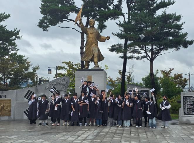 청솔초등학교 학생들이 14일 '2025 우리동네 한 바퀴, 울산 역사 독립운동 현장 체험'에 참가해 박상진의사 생가에서 기념촬영을 하고있다.