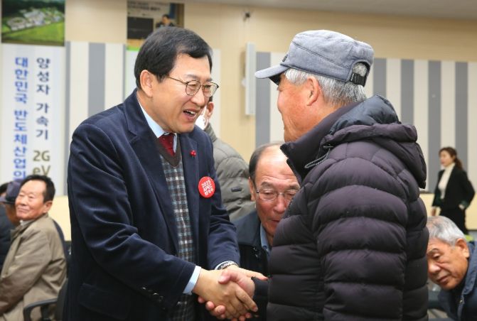 주낙영 경주시장이 어르신과 반갑게 인사하며 복지 현장의 목소리를 청취하고 있는 모습.