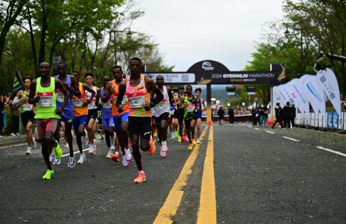 지난해 열린 ‘2024 경주국제마라톤대회’에서 참가 선수들이 출발 신호와 함께 힘차게 레이스를 시작하고 있다.